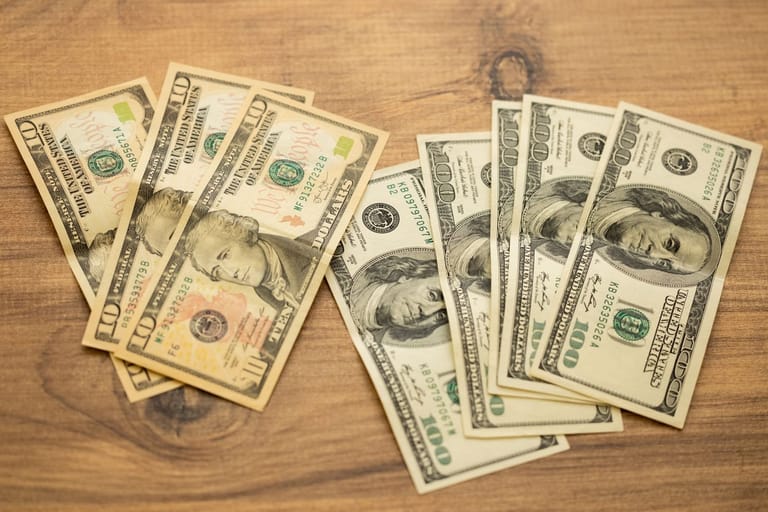 Stake +0.6 Manerix: cash banknotes on a table
